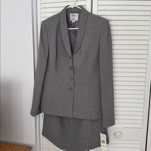 NWT LeSuit Gray Skirt Suit, Size 10